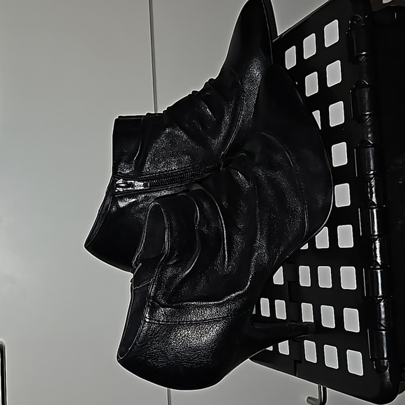 Black boots for the win 🏆 - Picture 2 of 5